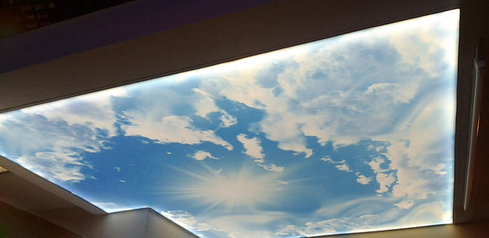 Интерьер с потолком небо с облаками